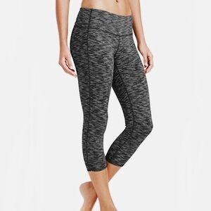 Athleta Energy Chaturanga Black Space Dye
Cropped Leggings S